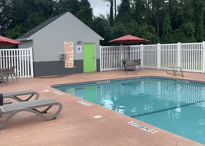 Magnolia Inn Extended Stay Of - New 2025 - Book A Kitchen Room - 12 Noon Check Out - 4K Black Beds - Saltwater-Mineral Pool Open Until 4Am - 24-7 Front Desk - Luxe Coffee Bar Award Winning Inn - Save By Phone - 912-576-4777